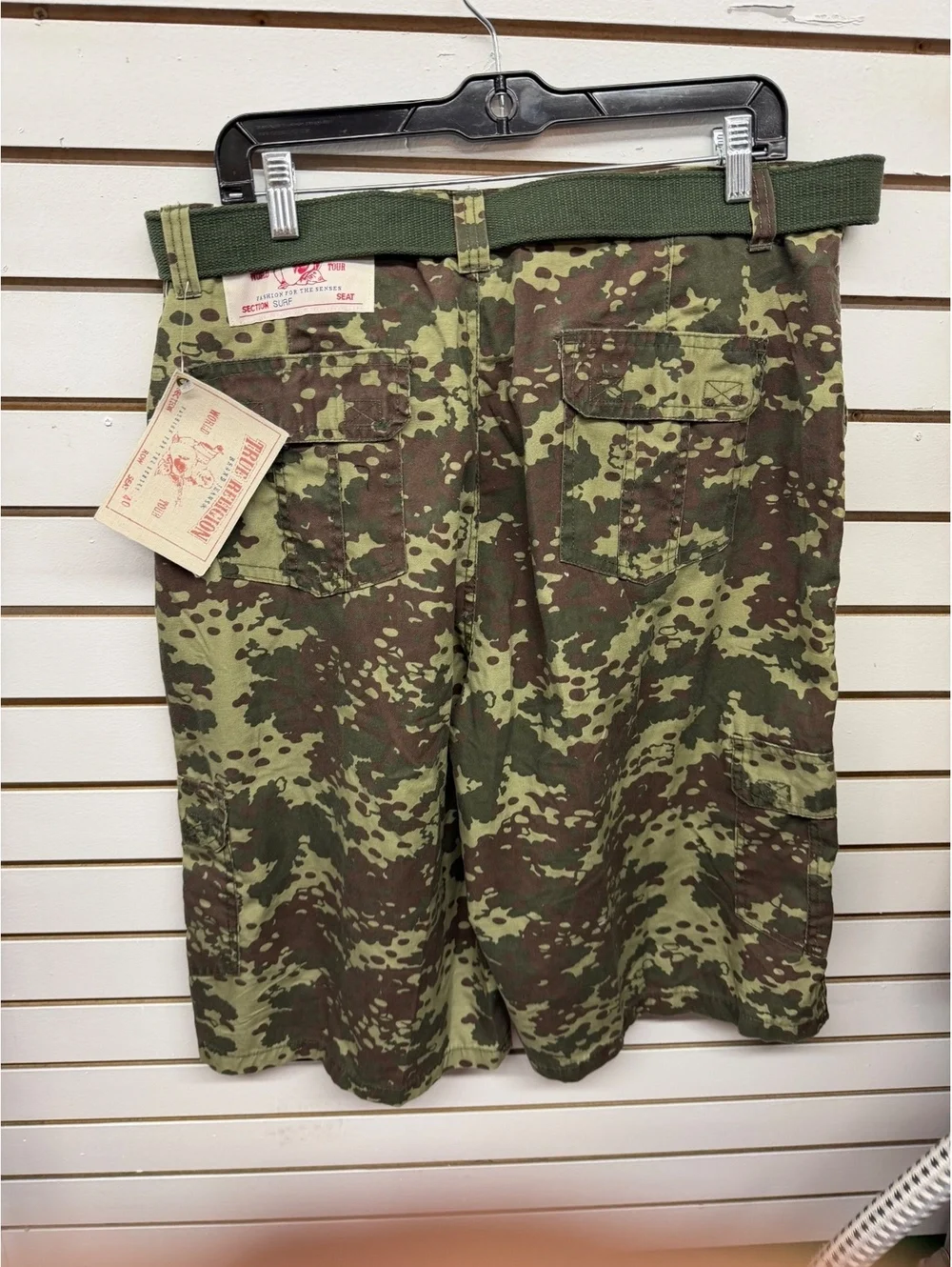 True Religion Men’s Camo Cargo Shorts Belted Size 40 NWT